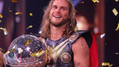Rúrik Gíslason mit "Let's Dance"-Pokal