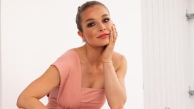 Lola Weippert Hand an der Wange