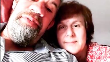 Uwe und Iris Abel kuscheln