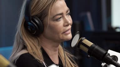 Denise Richards mit Kopfhörern vor einem Mikrofon