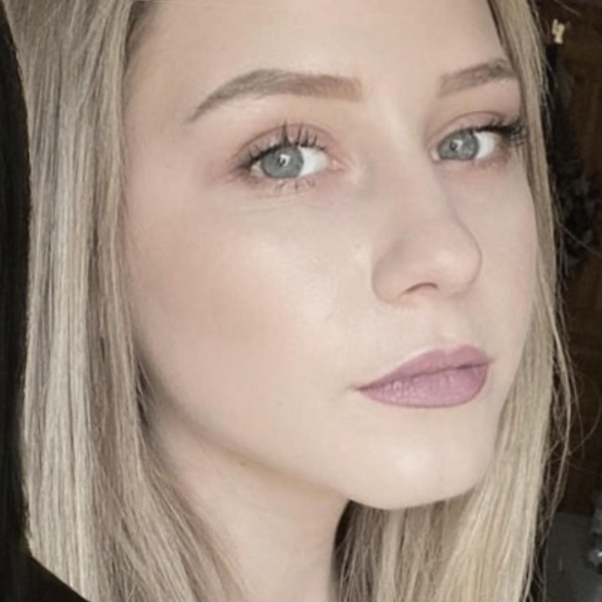 Saunada tomosha qilayotgan mushuk