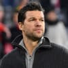 Michael Ballack sieht ernst zur Seite