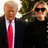 Donald und Melania Trump gehen nebeneinander