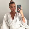 Laura Maria Rypa macht ein Foto mit ihrem Handy