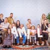 Die komplette Wollny-Familie nebeneinander auf einer Couch