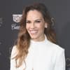 Hilary Swank strahlt mit Lockenmähne