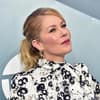 Christina Applegate vor hellblauer Wand.