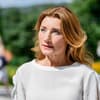 Daniela Kiefer als Alexandra Schwarzbach mit weißem Oberteil guckt ernst