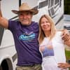 Konny und Manu Reimann stehen vor einem Wohnwagen