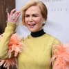 Nicole Kidman streicht Haarsträhne aus Augenbrauen 