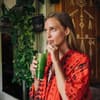 Frau trinkt grünen Smoothie
