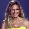 Helene Fischer lächelt mit gelben Oberteil