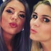 Jenny Frankhauser und Yvonne Woelke machen mit Kussmund ein Selfie