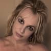 Britney Spears macht ein Selfie oben ohne