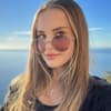 Davina Geiss macht ein Selfie vor dem Meer