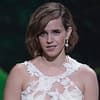 Emma Watson spricht auf der Bühne mit traurigem Gesichtsausdruck