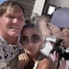 "Goodbye Deutschland"-Auswanderer Steff Jerkel und Peggy Jerofke machen ein Selfie, im Hintergrund küssen sie sich