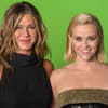 Jennifer Aniston und Reese Witherspoon auf red Carpet; grüner Hintergrund 