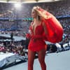 Beyoncé steht auf der Bühne im Volksparkstadion