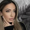Jennifer Saro sieht nachdenklich zur Seite, im Hintergrund ist die Hand ihres Sohnes zu sehen