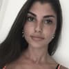 Yeliz Koc macht ein Selfie mit bedrückendem Gesichtsausdruck