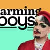 Dragqueen Bambi Mercury vor "Charming Boys"-Logo