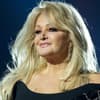 Bonnie Tyler vor blauen Hintergrund