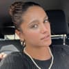 Jada Karabas macht ein Selfie im Auto