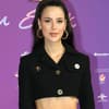 Lena Meyer-Landrut mit bauchfreiem Oberteil und goldenen Ohrringen