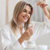 Frau benutzt Anti-Aging-Serum