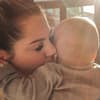 Jenny Frankhauser kuschelt mit Baby Damian