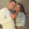 Schwangere Justine Dippl und Arben Zekic machen Spiegel-Selfie mit dem Handy