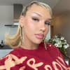 Shirin David macht ein Selfie mit Full-Face-Make-up