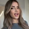 Joelle Marie Jaracz fährt sich mit der Zunge über die Lippen