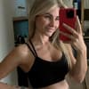 Antonia Elena macht ein Spiegel-Selfie in Sportkleidung