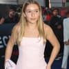 Harper Beckham in einer roséfarbenen Robe