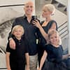 Oksana Kolenitchenko macht ein Spiegel-Selfie mit Ehemann Daniel, Sohn Milan und Tochter Arielle