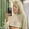 Oksana Kolenitchenko macht ein Spiegel-Selfie mit ernstem Gesichtsausdruck und nahezu ungeschminkt