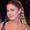 Yvonne Woelke hält lächelnd Zopf hoch