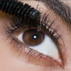 Frau mit Mascara