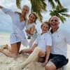 Oksana Kolenitchenko mit Tochter Arielle, Sohn Milan und Ehemann Daniel am Strand