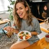 sportliche frau isst protein frühstück zum abnehmen
