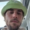 Justin Bieber weint, Selfie mit grünem Bucket Hat