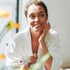 Frau mit Anti-Aging-Creme von dm