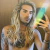 Bill Kaulitz oberkörperfrei vor dem Spiegel