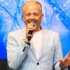 Ross Antony mit zurückgegelten Haaren