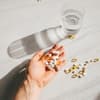 Glas Wasser und Medikamenten-Mix