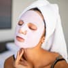 Frau mit Gesichtsmaske