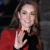Prinzessin Kate strahlt und grüßt in die Mange