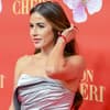 Sarah Engels streicht sich auf dem Red Carpet die Haare hinters Ohr